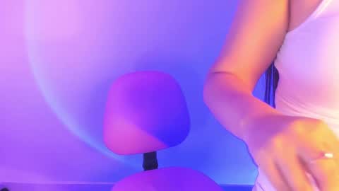 Snapshot of shelly_rohades chatting on 15, 10, 2025 online show from 15, 10, 2025
