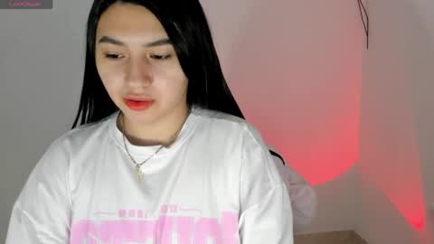 Snapshot of shelly_rohades chatting on 11, 5, 2026 online show from 11, 5, 2026