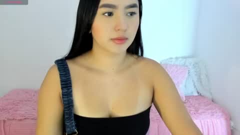 Snapshot of shelly_rohades chatting on 7, 7, 2026 online show from 7, 7, 2026