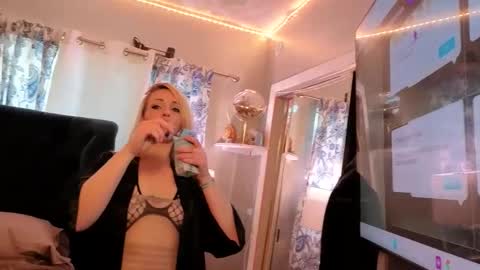 Snapshot of shineboxx chatting on 4, 3, 2026 lia pnelli online show from 4, 3, 2026