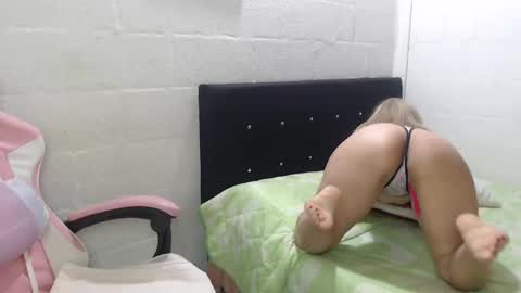 Snapshot of shira_evans40 chatting on 5, 3, 2025 shira evans40 online show from 5, 3, 2025