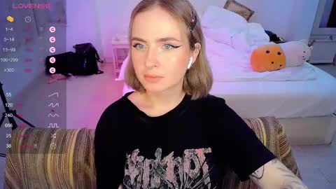 Snapshot of shyfoxxxy chatting on 6, 3, 2025 Effie online show from 6, 3, 2025