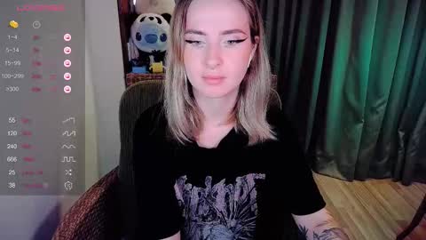 Snapshot of shyfoxxxy chatting on 12, 9, 2025 Effie online show from 12, 9, 2025