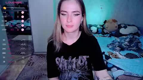 Snapshot of shyfoxxxy chatting on 29, 10, 2025 Effie online show from 29, 10, 2025