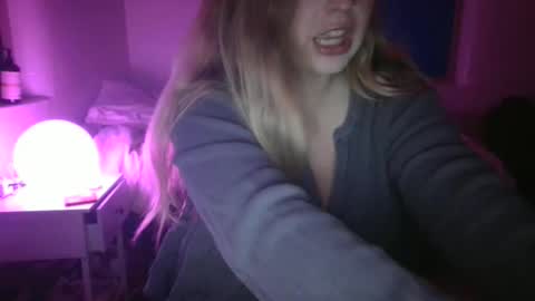 Snapshot of shyspacegirlie chatting on 22, 10, 2025 shyspacegirlie online show from 22, 10, 2025
