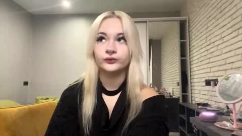 Snapshot of sibylbernhard chatting on 17, 12, 2025 Viki online show from 17, 12, 2025