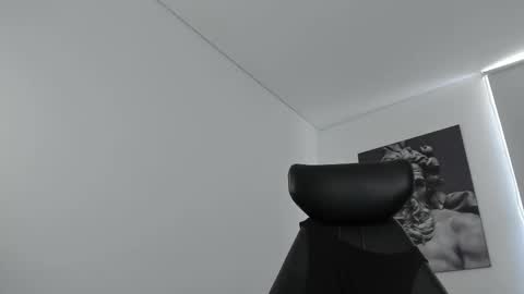 simon_leon01 online show from 5, 10, 2025