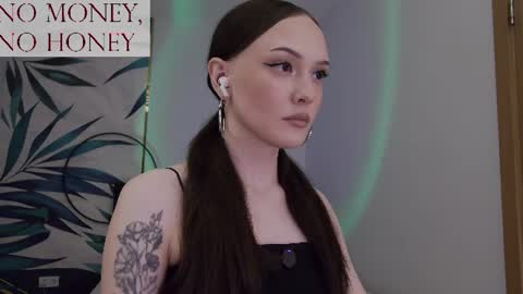 Snapshot of sirenaswhisper chatting on 29, 6, 2026 Goddess Sirena online show from 29, 6, 2026
