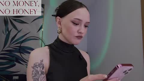 Snapshot of sirenaswhisper chatting on 3, 7, 2026 Goddess Sirena online show from 3, 7, 2026