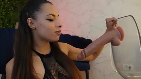 Snapshot of sisi_von_dee chatting on 15, 7, 2026 Dee online show from 15, 7, 2026