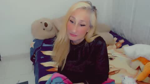 Snapshot of skarlett2072 chatting on 4, 2, 2026 Arlett online show from 4, 2, 2026