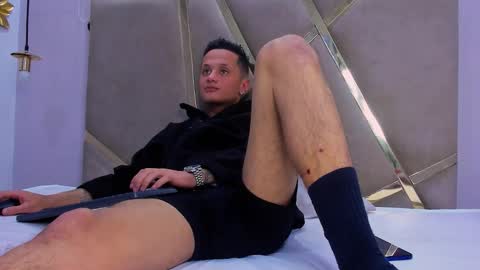 Snapshot of skinnyzeth chatting on 9, 10, 2025 SkinnyZeth online show from 9, 10, 2025