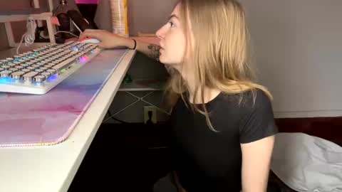 Snapshot of skyiswoke chatting on 27, 11, 2025 Sky online show from 27, 11, 2025