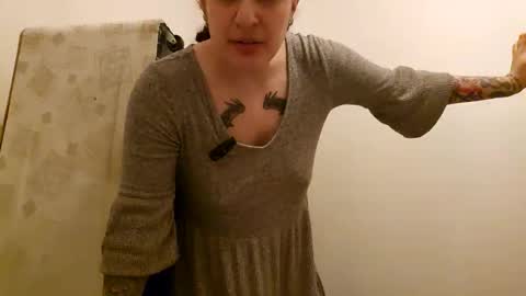 Snapshot of sluttysuzie17 chatting on 2, 5, 2026 SluttySuzie17 online show from 2, 5, 2026