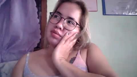 Snapshot of small_boobs59 chatting on 23, 9, 2025 Lovewella online show from 23, 9, 2025