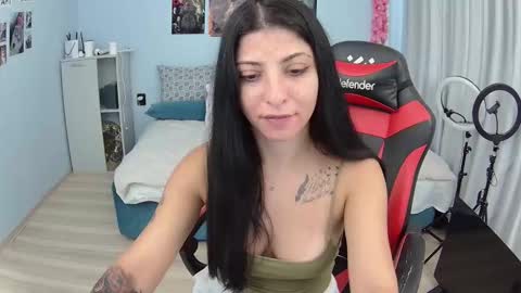 Snapshot of small_horny_girl chatting on 10, 10, 2025 small_horny_girl online show from 10, 10, 2025