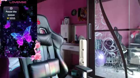 Snapshot of smile_cute_fox chatting on 6, 4, 2026 smile_cute_fox online show from 6, 4, 2026
