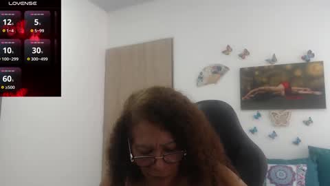 Snapshot of smilet_milf chatting on 5, 3, 2025 Smileth online show from 5, 3, 2025