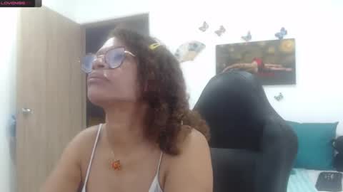 Snapshot of smilet_milf chatting on 6, 3, 2025 Smileth online show from 6, 3, 2025