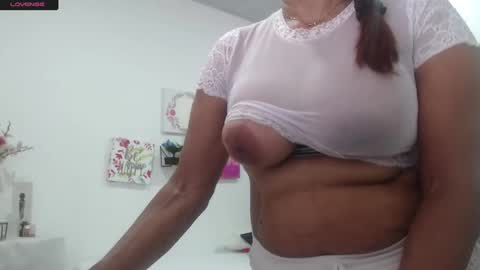 Snapshot of smilet_milf chatting on 12, 9, 2025 Smileth online show from 12, 9, 2025