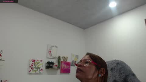 Snapshot of smilet_milf chatting on 25, 9, 2025 Smileth online show from 25, 9, 2025