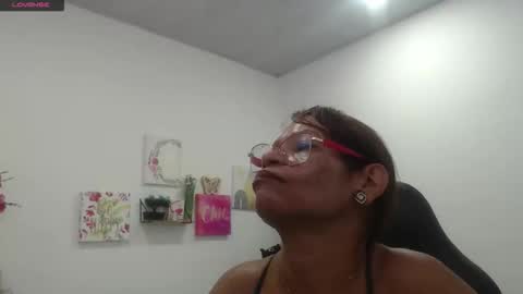 Snapshot of smilet_milf chatting on 29, 10, 2025 Smileth online show from 29, 10, 2025