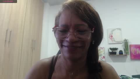 Snapshot of smilet_milf chatting on 18, 11, 2025 Smileth online show from 18, 11, 2025