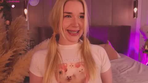 Snapshot of smiley_mia_ chatting on 25, 6, 2026 Mia online show from 25, 6, 2026