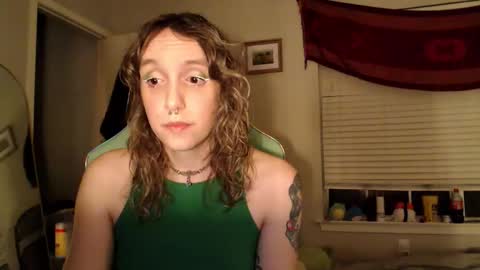 Snapshot of soffpurr chatting on 17, 11, 2025 Lilytea online show from 17, 11, 2025