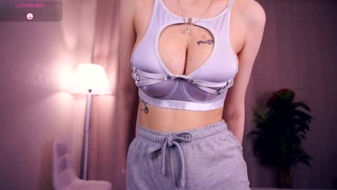 Snapshot of sofiabruno chatting on 10, 10, 2025 Hi My name is Sofia Welcome to my room Please thumbs up - its important online show from 10, 10, 2025