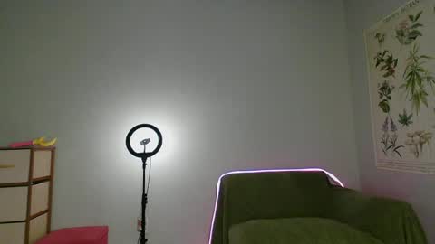 Snapshot of soft_latina chatting on 4, 7, 2026 Streaming 1129 7pm PST online show from 4, 7, 2026