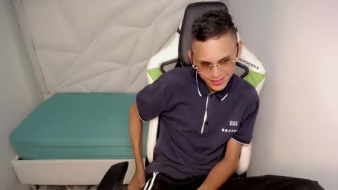 Snapshot of sombra_18 chatting on 23, 5, 2026 ESTEBAN online show from 23, 5, 2026
