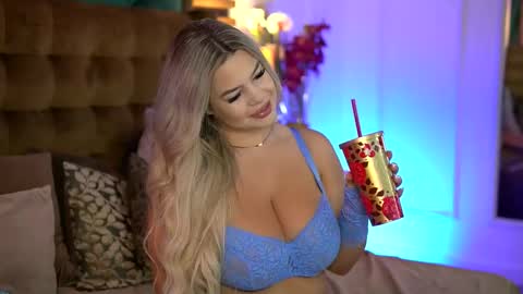 Snapshot of sophieboobsx chatting on 2, 10, 2025 Sophie online show from 2, 10, 2025