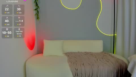 Snapshot of sophiee_s chatting on 2, 12, 2025 Sophie online show from 2, 12, 2025