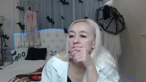 Snapshot of sophiekittyy chatting on 23, 10, 2025 sophiekittyy online show from 23, 10, 2025