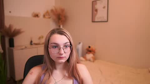 Snapshot of sophielux18 chatting on 20, 5, 2026 Emma online show from 20, 5, 2026