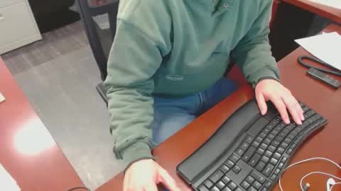 Snapshot of squirrelly82 chatting on 16, 1, 2025 make me cum c2c talk to me online show from 16, 1, 2025