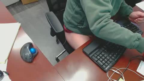 Snapshot of squirrelly82 chatting on 24, 1, 2025 make me cum c2c talk to me online show from 24, 1, 2025