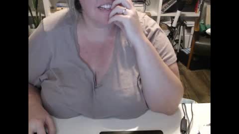 Snapshot of squirtymilfjess chatting on 5, 12, 2024 Messi Jessi online show from 5, 12, 2024