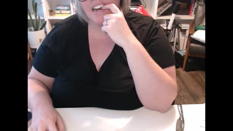 Snapshot of squirtymilfjess chatting on 9, 12, 2024 Messi Jessi online show from 9, 12, 2024