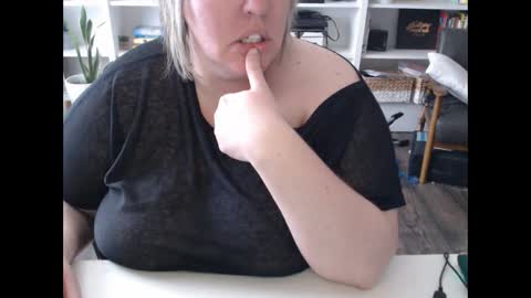 Snapshot of squirtymilfjess chatting on 21, 2, 2025 Messi Jessi online show from 21, 2, 2025