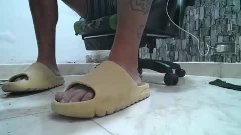 Snapshot of srfindomfeet_ chatting on 26, 6, 2026 sr master cum its my old account online show from 26, 6, 2026