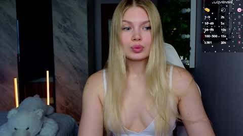 Snapshot of starlight_2004 chatting on 27, 5, 2026 Caroline online show from 27, 5, 2026