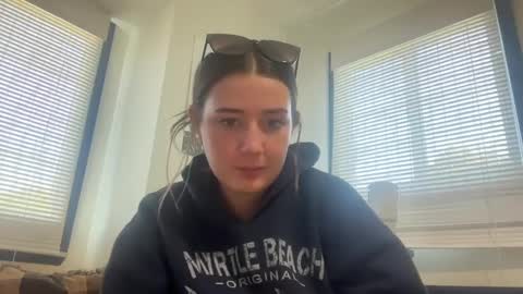 Snapshot of starqueenieee chatting on 8, 9, 2025 starqueenieee online show from 8, 9, 2025
