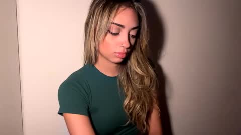 Mia online show from 8, 4, 2026