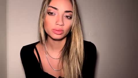 Mia online show from 10, 4, 2026
