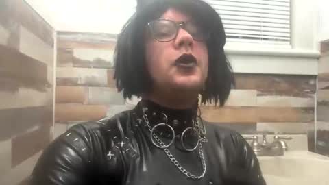 Snapshot of strangespence chatting on 9, 11, 2025 Mistress kinki online show from 9, 11, 2025