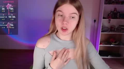 Snapshot of strawberry_juli chatting on 11, 5, 2026 Juli online show from 11, 5, 2026