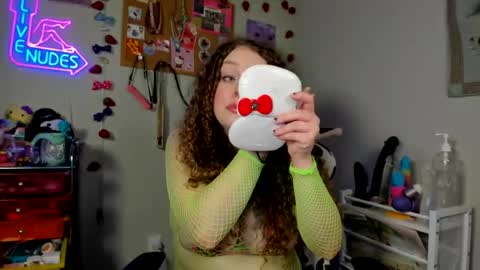 Snapshot of strwbby chatting on 22, 6, 2026 Strwbby online show from 22, 6, 2026