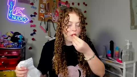 Snapshot of strwbby chatting on 25, 6, 2026 Strwbby online show from 25, 6, 2026